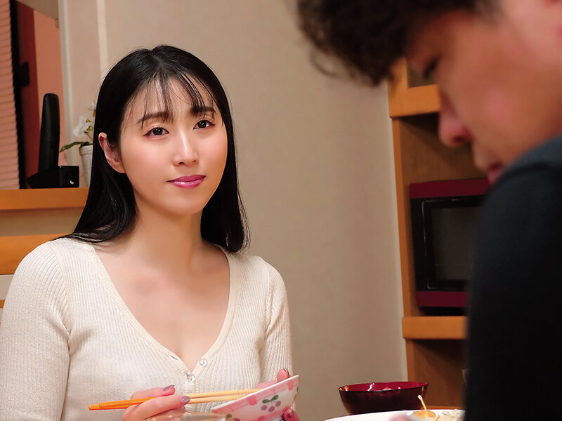 「藤咲紫が魅せる義母NTR 巨尻で誘惑する禁断の中出し不倫セックス フェラ手コキで絶頂」のサンプル画像1枚目