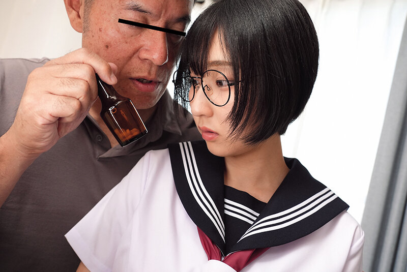 「糸井瑠花 パイパン巨乳の美少女セーラー服JKに中出し！地味カワ眼鏡っ子の初体験絶頂」のサンプル画像13枚目