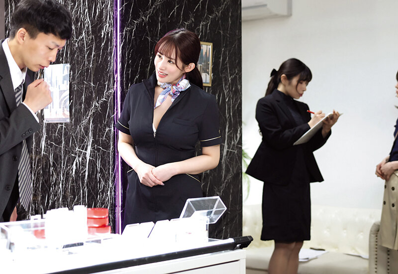 「【二羽紗愛】巨乳痴女の濃厚キス＆フェラで寝取られ不倫SEX！中出しで絶頂する人妻の禁断プレイ」のサンプル画像2枚目