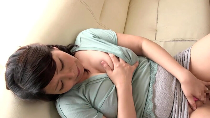 「【熟女】豊満巨乳の人妻義母が娘婿を誘惑！淫らなオナニーとフェラで魅せる背徳プレイ」のサンプル画像11枚目