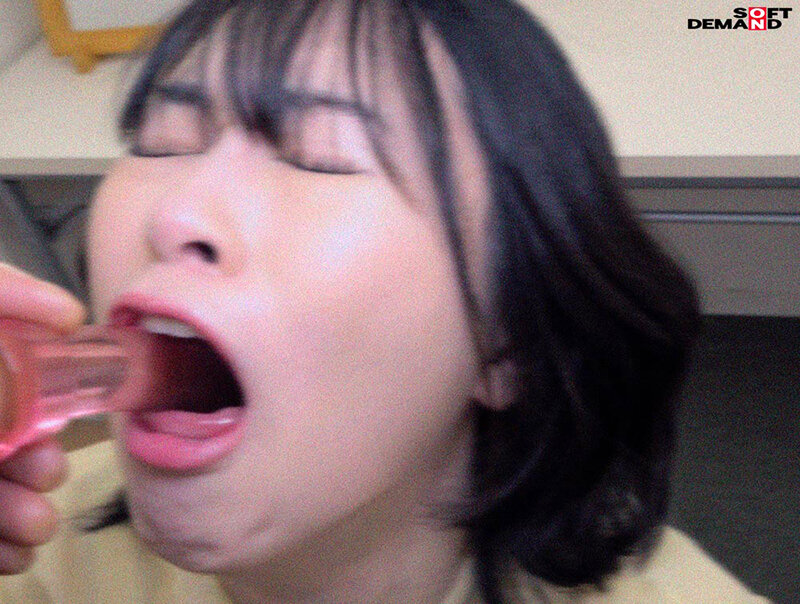 「門倉すず 素人アイドルが喉奥トレーニングでフェラ&イラマチオ披露する衝撃映像」のサンプル画像12枚目