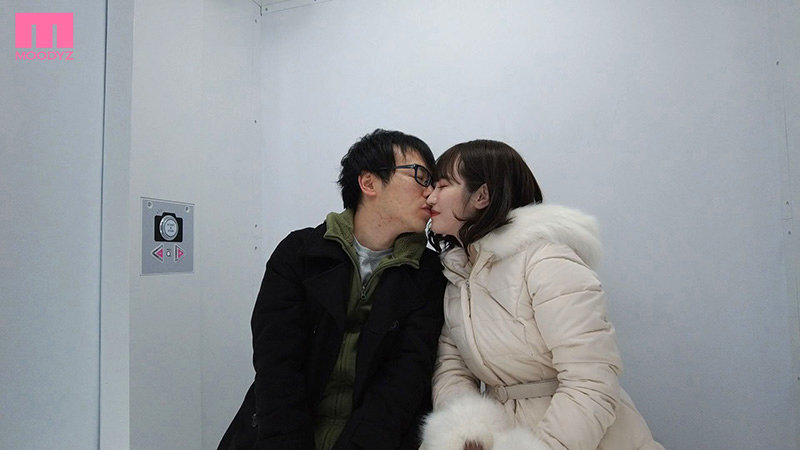 「小野六花が痴女責め!M男を焦らして男の潮吹き&フェラで強制射精させる美少女小悪魔プレイ」のサンプル画像4枚目