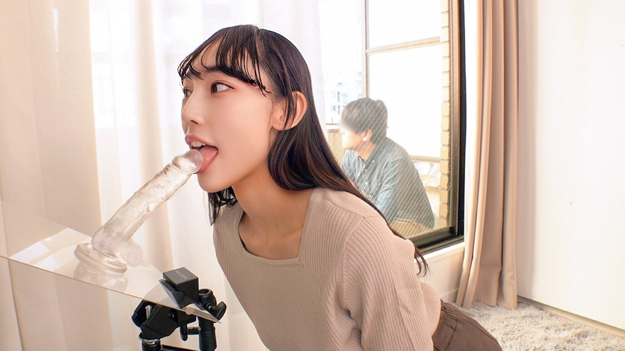 「マジックミラーの向こうには愛する旦那様//育児に追われる欲求不満なママさんが夫の目の前でお口だけでじゅぼんじゅっぼんバキュームノーハンドフェラ!?恥ずかしそうにお口だけでデカチンおしゃぶり夢中になりすぎてムラムラ爆発&赤面発情・・・パパの目の前で生ハメ生ハメSEX( ゜Д゜)総発射20発!4人全員中出しSP」のサンプル画像2枚目