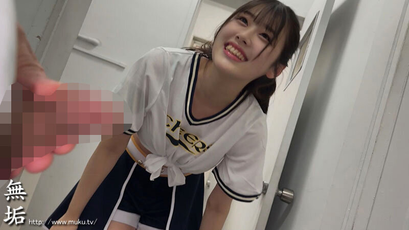 「【素人カップル】汗だく運動部美少女と放尿お漏らし中出しSEX！部活帰り即ハメBEST」のサンプル画像9枚目