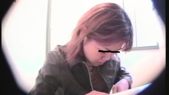 「【素人人妻】仮設トイレ盗撮映像4時間！30人の主婦たちの無防備な姿をのぞき見」のサンプル画像1枚目