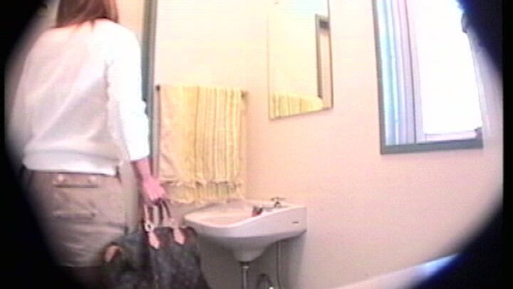 「【素人人妻】仮設トイレ盗撮映像4時間！30人の主婦たちの無防備な姿をのぞき見」のサンプル画像9枚目