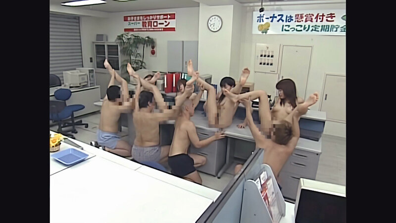 「【デヴィ・小泉キラリ・新山愛里・松坂樹梨】美女4人との3P・4P中出しプレイ！辱め銀行強盗作品」のサンプル画像18枚目