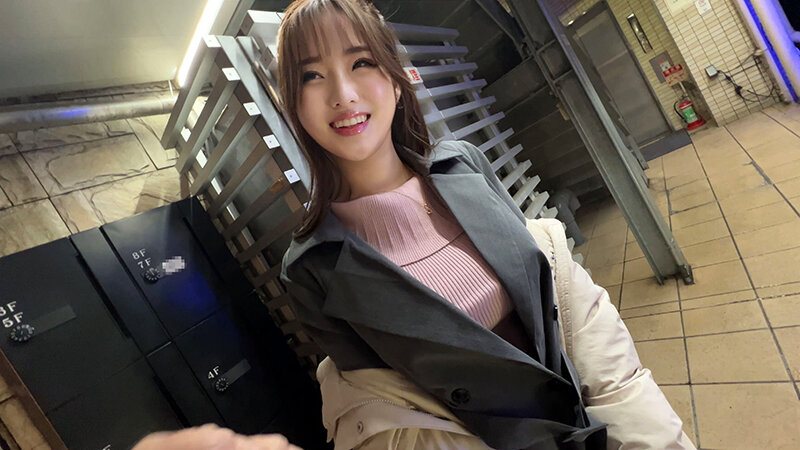 「【人妻】ホテルで浮気3P乱交ハメ撮り！筋肉男たちと汗だく中出しSEX」のサンプル画像2枚目