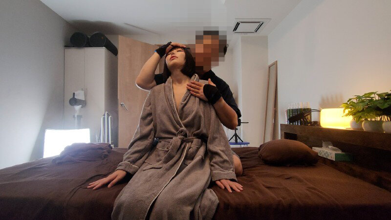 「琥珀やや 巨乳美少女が性感マッサージで指マン責め！ポルチオ刺激で連続アクメ絶頂」のサンプル画像2枚目