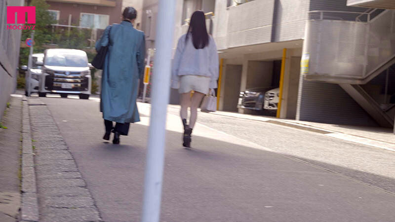 「石川澪が羞恥プレイで即ハメ！密着盗撮ドキュメントでイタズラされる人気女優の本気映像」のサンプル画像8枚目