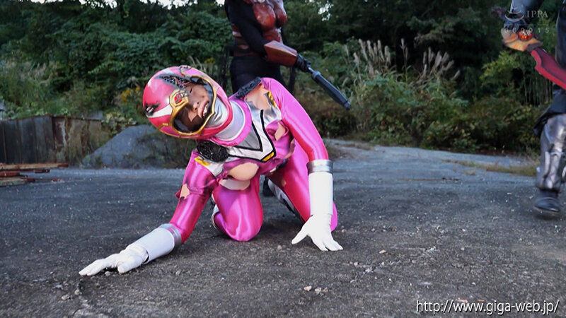 「及川うみが女戦士に変身！超戦隊シールドファイブで魅せる迫力のアクション＆ピンチシーン」のサンプル画像4枚目