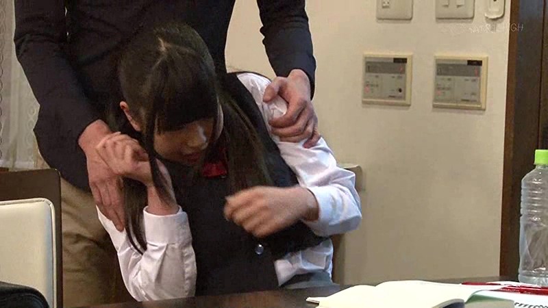 「【女子校生】家庭教師に我慢できず絶頂お漏らし！学生服姿で羞恥プレイに悶える美少女の放尿映像」のサンプル画像15枚目