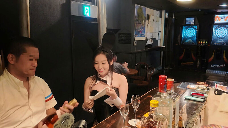 「月野かすみ 巨乳バニーガール痴女が中出しハメ撮りデート 人妻の甘い淫語責めにM男悶絶」のサンプル画像1枚目