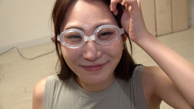 「【素人】ゴーグル越しに見つめる手コキ＆フェラからの大量顔射プレイ【主観映像】」のサンプル画像3枚目