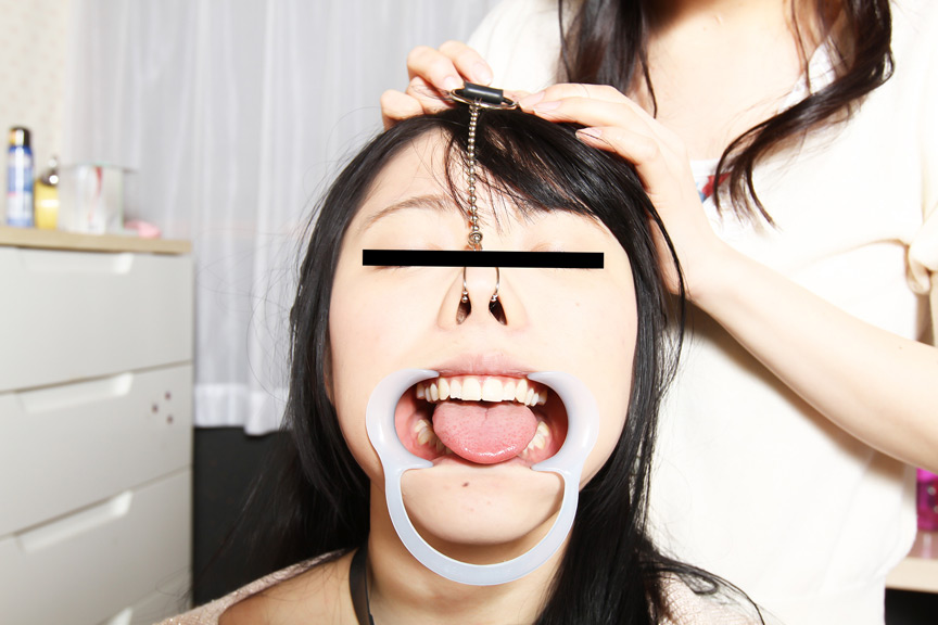 「その顔、反則。ぶっ飛んだフェイス。歪み思想なビアンたち。」のサンプル画像2枚目
