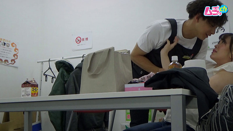 「【素人人妻】巨乳の隠れ淫乱妻が年下大学生に迫られ潮吹き絶頂する盗撮映像」のサンプル画像4枚目