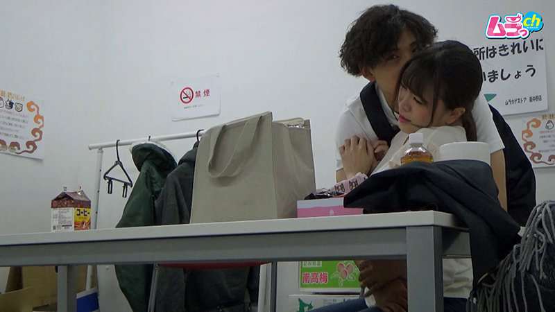 「【素人人妻】巨乳の隠れ淫乱妻が年下大学生に迫られ潮吹き絶頂する盗撮映像」のサンプル画像5枚目