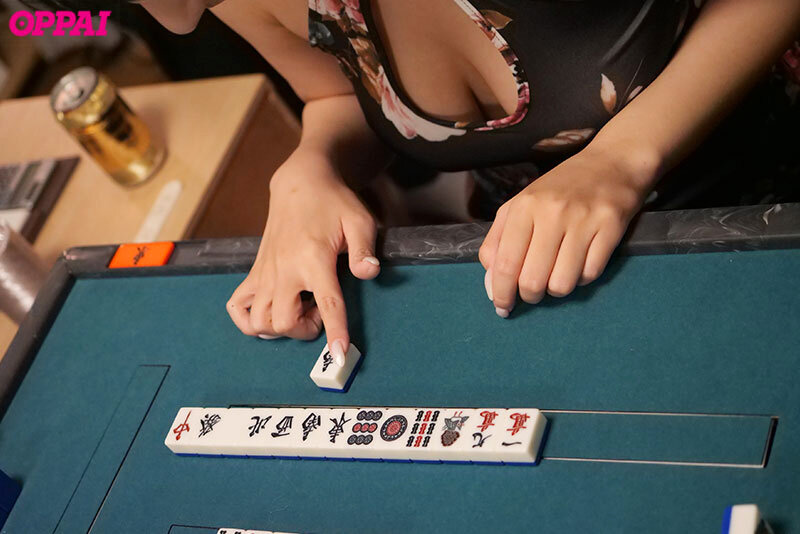 「役野満里奈が巨乳パイズリ＆手コキで攻める痴女プレイ！脱衣麻雀から中出しまで濃厚サービス」のサムネイル