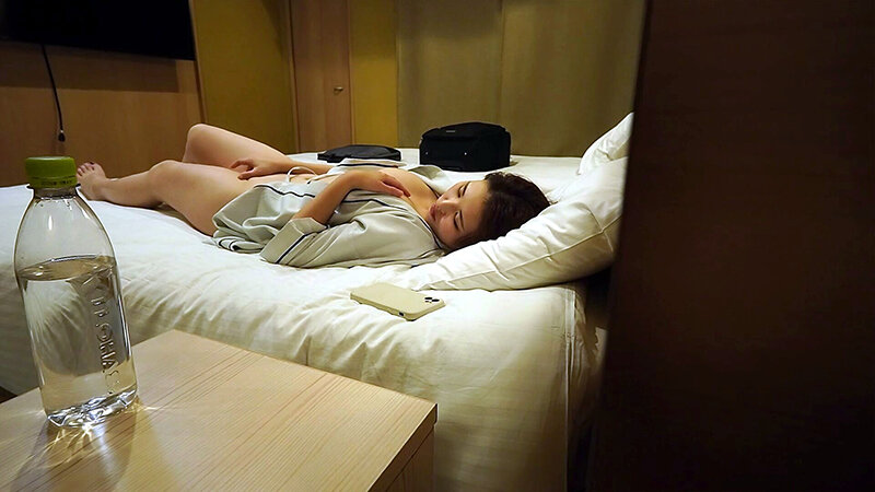 「【素人OL】制服姿の巨乳美女がホテルで無防備オナニー|盗撮・のぞき系で興奮必至の秘蔵映像」のサンプル画像7枚目