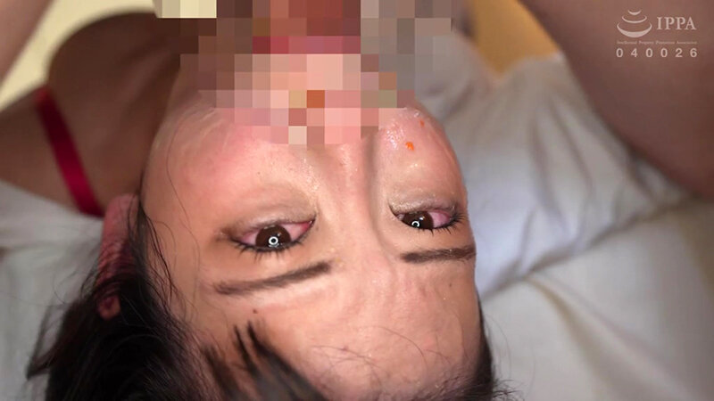 「愛沢あかりがCAコスプレで3Pイラマチオ！スチュワーデス姿で辱められる濃厚プレイ」のサンプル画像4枚目