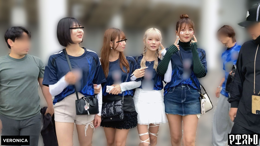 「【素人】美少女サポーターれい＆りんとスタジアム外で禁断の密会！興奮のオフサイドプレイ」のサンプル画像2枚目