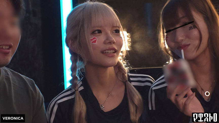 「【素人】美少女サポーターれい＆りんとスタジアム外で禁断の密会！興奮のオフサイドプレイ」のサンプル画像4枚目