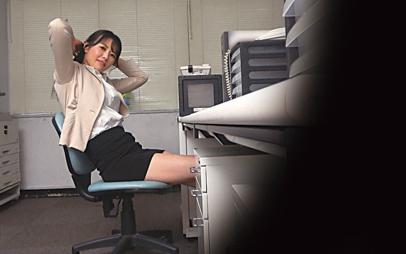 「【熟女】美熟女に見つめられながらの主観オナニーサポート動画｜興奮必至の射精体験」のサンプル画像1枚目