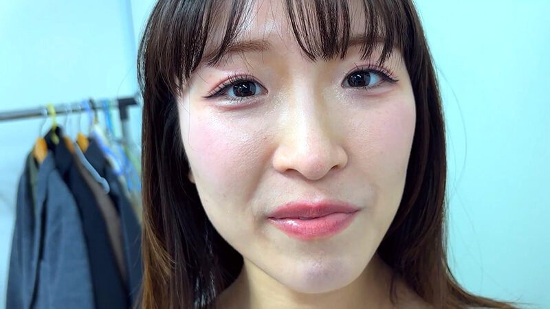 「【素人お姉さん】ももなちゃんの濃厚キス責めでM男が悶絶！甘い吐息とねっとりベロチュー」のサムネイル