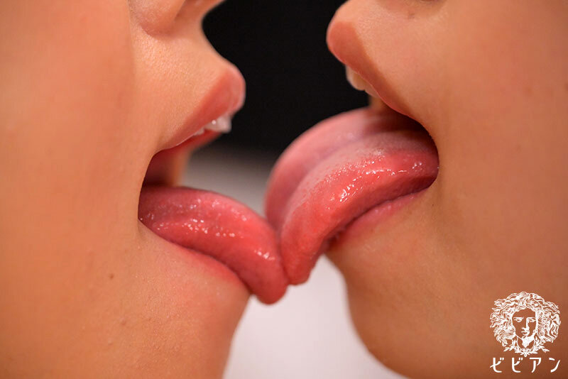 「ウェイトレス森下ことの×通野未帆のレズビアン濃厚キス＆クンニで禁断の快楽に堕ちる」のサンプル画像8枚目