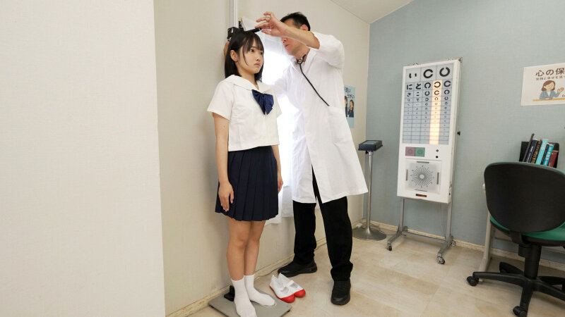 「八坂凪が制服姿で健康診断イタズラ体験｜女子校生の恥ずかしい局部アップ映像」のサムネイル