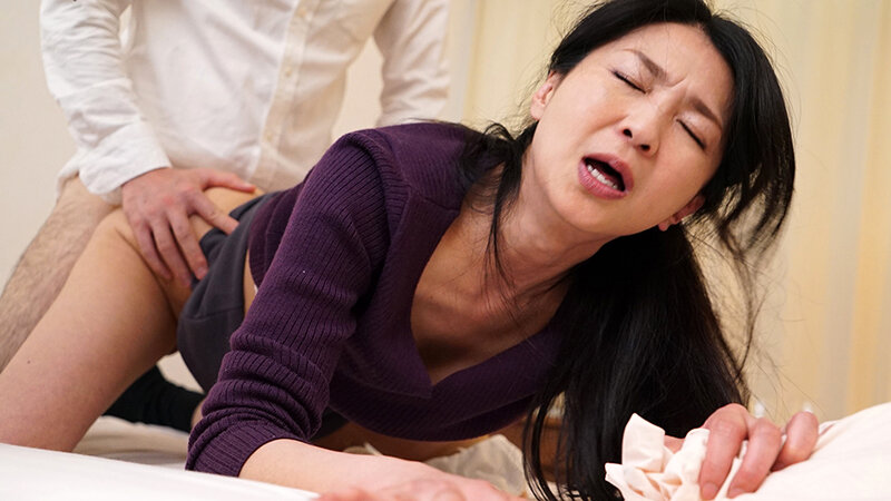 「【人妻・熟女】巨乳妻が不倫相手に何度も絶頂！フェラから中出しまで濃厚プレイ240分」のサンプル画像3枚目