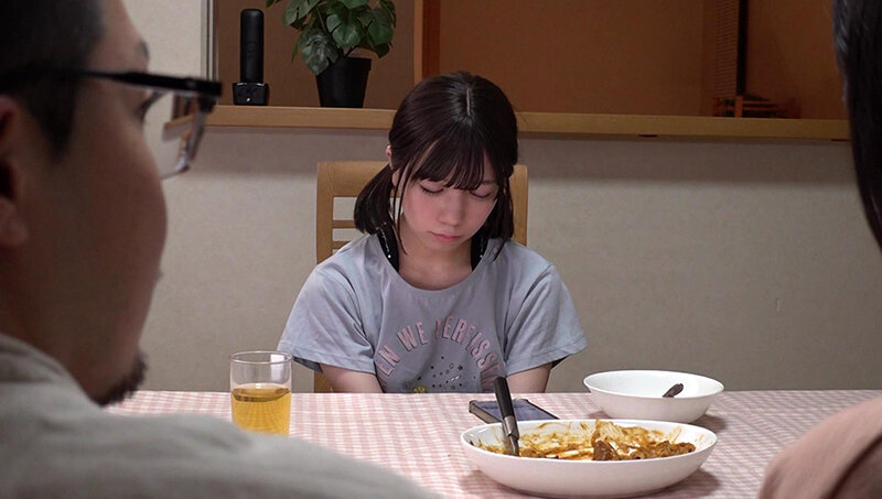 「日向由奈 パイパン美少女が隠れんぼで捕まる！小柄ミニ系の微乳ロリ娘が大人に見つかり…」のサンプル画像2枚目