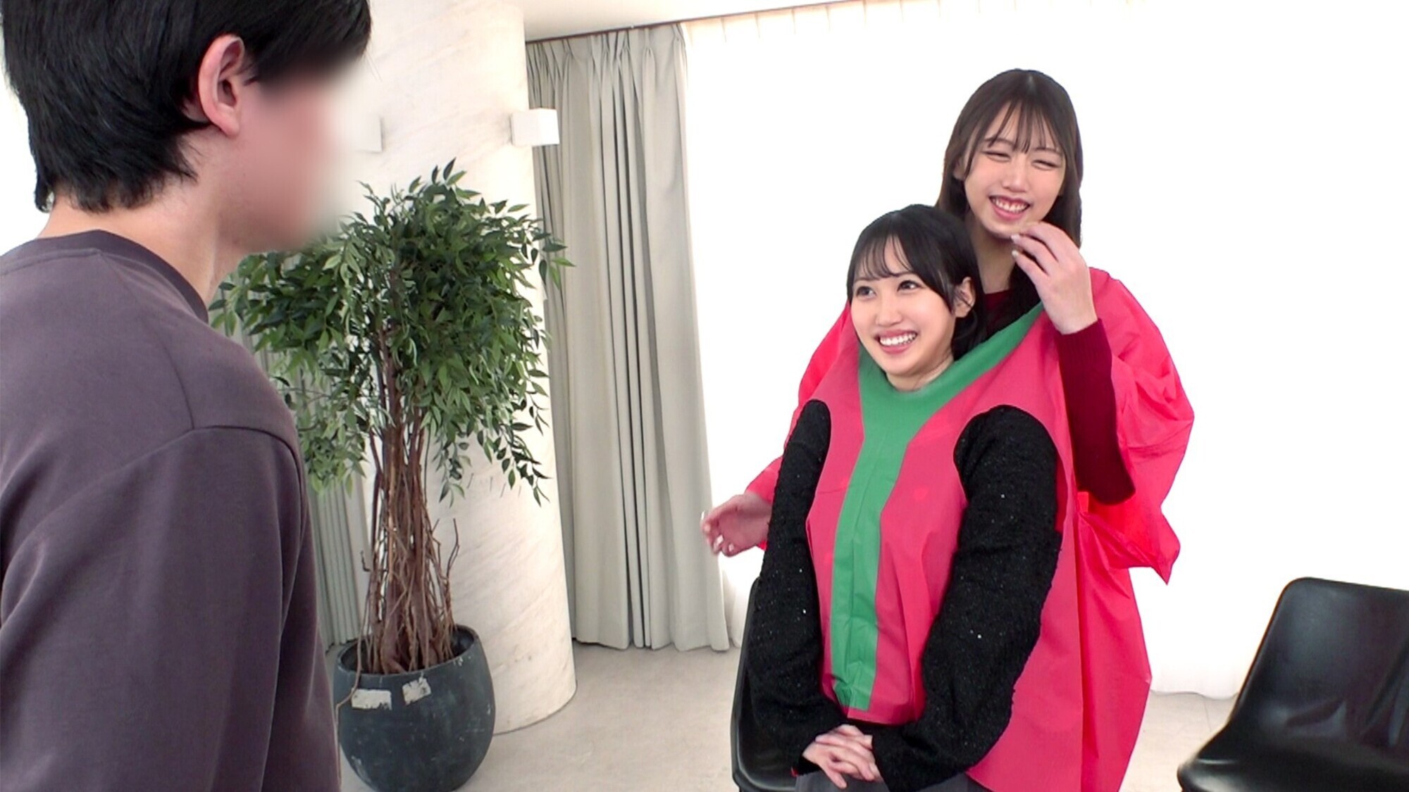 「仲良し女子大生2人組がきゃぴきゃぴ超密着二人羽織で協力プレイ!令和の新感覚ゲームに挑戦!制限時間以内にフル勃起男子をイカせることができたら賞金GET!!失敗したらW即ハメ中出し!!」のサンプル画像9枚目