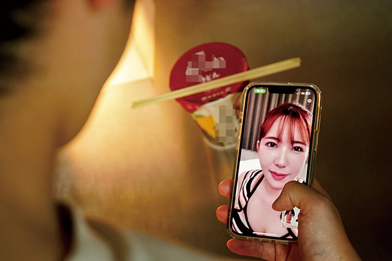 「波多野結衣が人妻役で寝取られ！巨根男子との3P中出しで乱れる免許合宿NTRドラマ」のサンプル画像2枚目