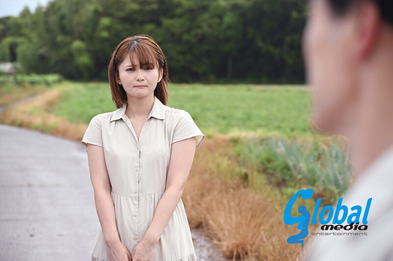 「川上ゆう・音琴るい 人妻熟女が村で辱めを受けアナル責めに喘ぐ濃厚レズ＆乱交プレイ」のサンプル画像1枚目