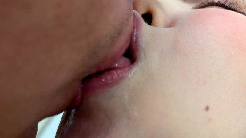 「素人お姉さんにナンパでキス・接吻をお願い!食品工場事務員みりなちゃんの甘い唇体験」のサンプル画像12枚目