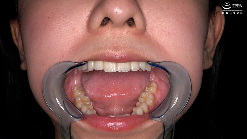 「【加護まり】口内・歯・のどちんこ観察＆咀嚼プレイ【フェチ動画】激レア巨大女作品」のサンプル画像2枚目