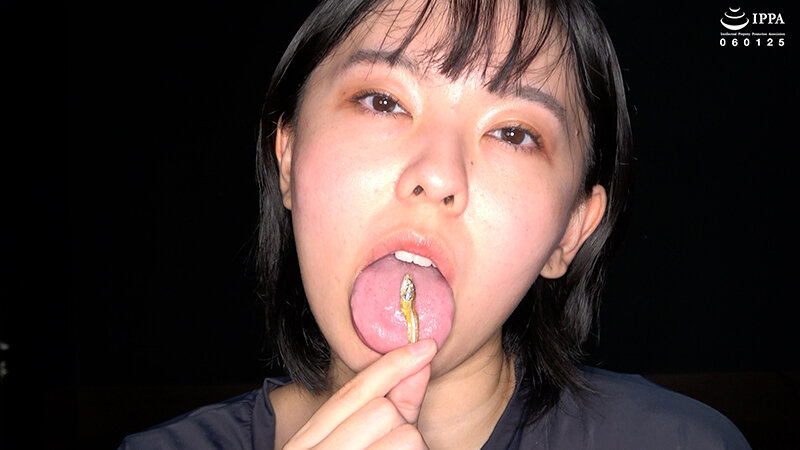 「【加護まり】口内・歯・のどちんこ観察＆咀嚼プレイ【フェチ動画】激レア巨大女作品」のサンプル画像7枚目