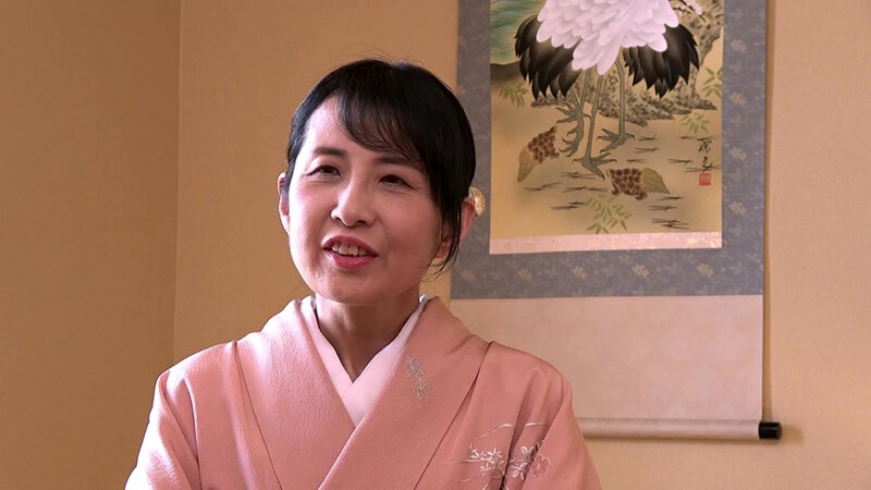 「羽根透香 還暦熟女の和服人妻が潮吹き中出しで乱れる濃厚セックス動画」のサンプル画像1枚目