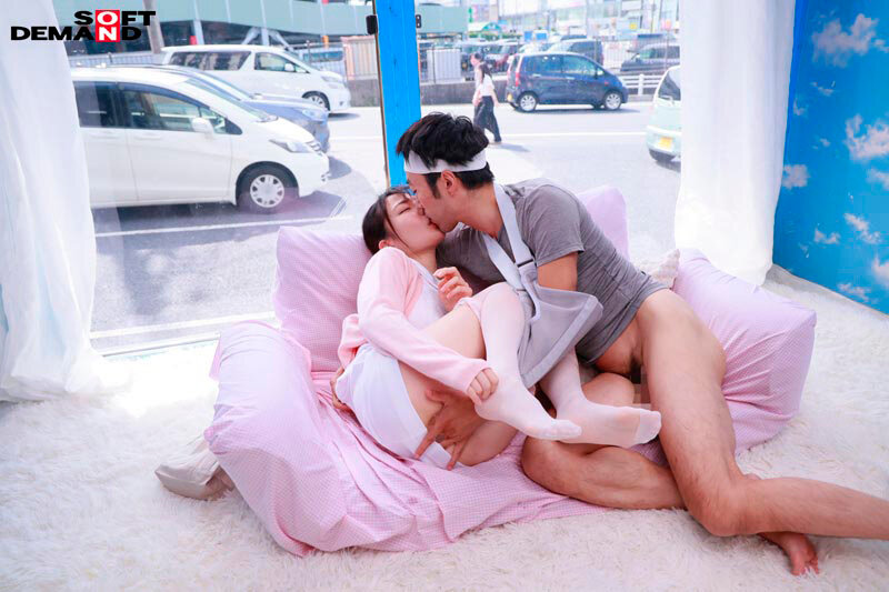 「【素人ナース】白衣の天使が恥じらいフェラでご奉仕！マジックミラー号で看護師が羞恥イタズラ体験」のサンプル画像17枚目