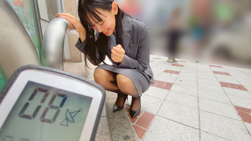 「【素人】黒パンストOL美女がリモコンバイブ散歩で羞恥プレイ！我慢できずに感じまくる姿が必見」のサンプル画像4枚目