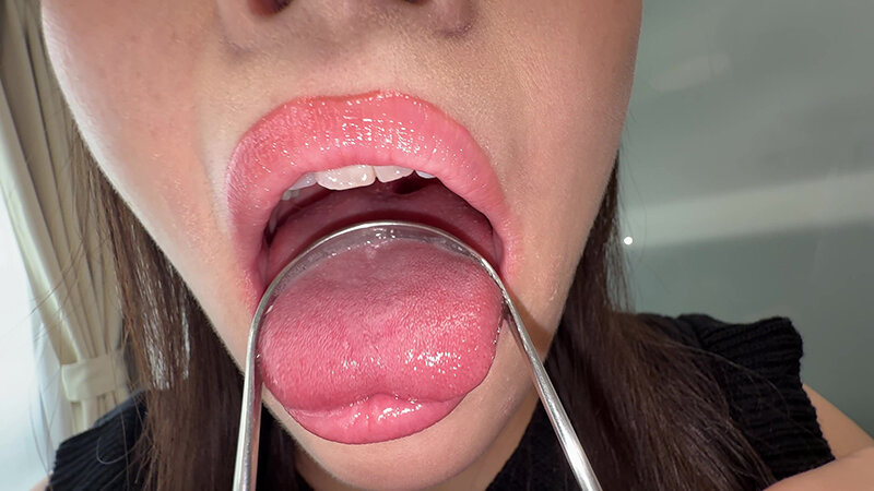 「【原美織】素人お姉さんをナンパ！個人撮影で魅せる舌ブラシ汚舌苔採取の衝撃映像」のサンプル画像12枚目