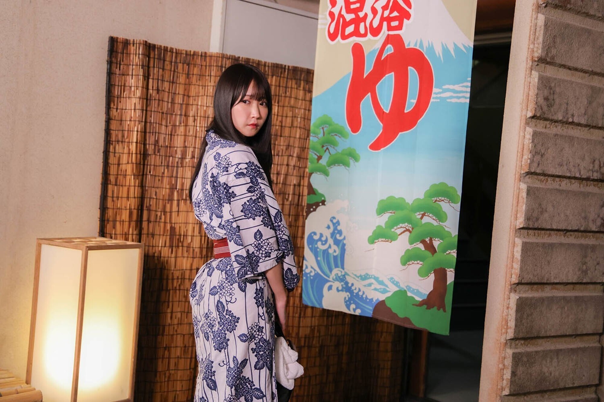 「タオル禁止の混浴温泉で巨乳淑女と二人きり！「すみません乳首見えてますよ」手ブラでは隠し切れない大きな胸で勃起したらヤられた」のサンプル画像7枚目