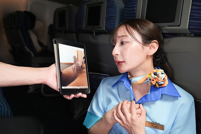 「スレンダー熟女CAに顔射!恥じらうスチュワーデスおばさんが興奮する人気作VOL.3」のサンプル画像4枚目