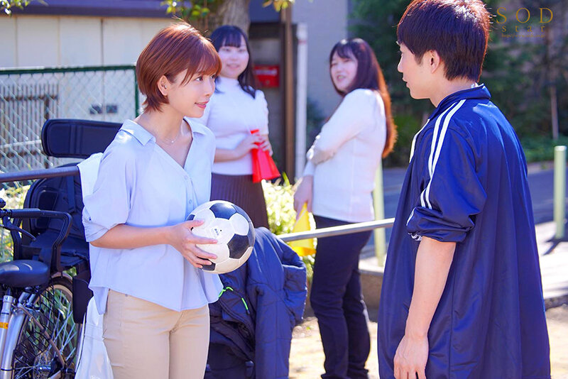 「紗倉まな 人妻の不倫NTR中出しセックス｜ママチャリ妻が保育園送迎の合間にコーチと寝取られ」のサンプル画像5枚目