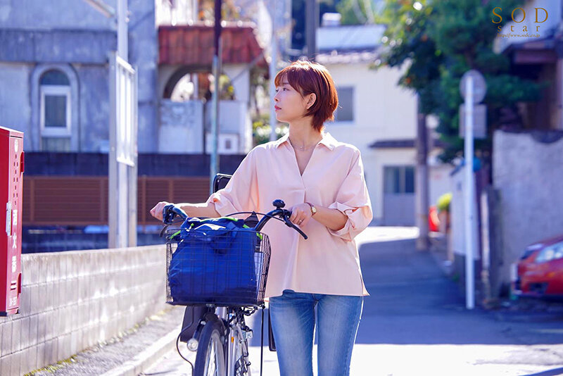 「紗倉まな 人妻の不倫NTR中出しセックス｜ママチャリ妻が保育園送迎の合間にコーチと寝取られ」のサンプル画像6枚目