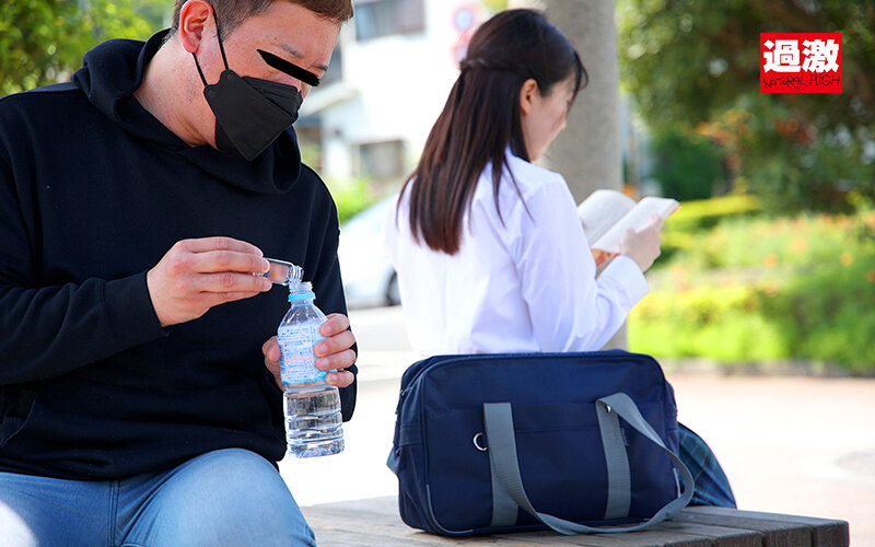 「【素人】野外露出で潮吹きオナニー!異物挿入で絶頂アクメする美女の過激プレイ動画」のサンプル画像3枚目