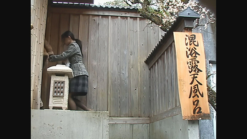 「【人妻NTR】混浴露天風呂で美人妻を夫の目の前で寝取り！3Pに発展する衝撃の温泉旅行」のサンプル画像1枚目