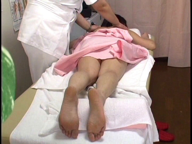 「【盗撮】歌舞伎町マッサージ店で人妻が施術中に撮られた映像｜整体院のぞき映像46」のサンプル画像8枚目