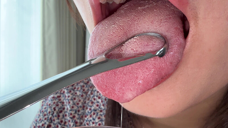 「【水月みお】美人お姉さんを街頭ナンパ！素人感あふれる個人撮影で魅せる舌ブラシ体験」のサンプル画像8枚目